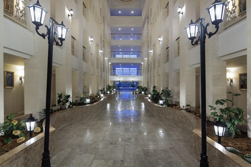 Alba Queen Hotel Side Exterior photo