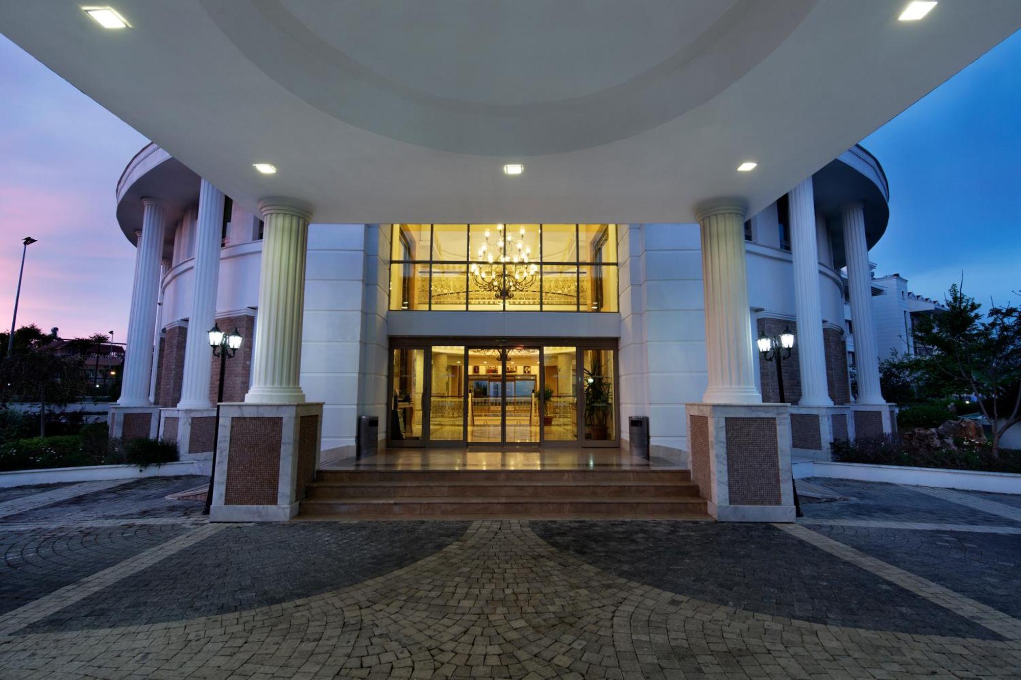 Alba Queen Hotel Side Exterior photo